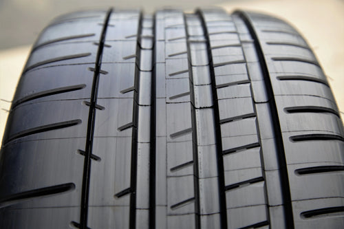225/45ZR18 95Y XL Passenger Tire J242757