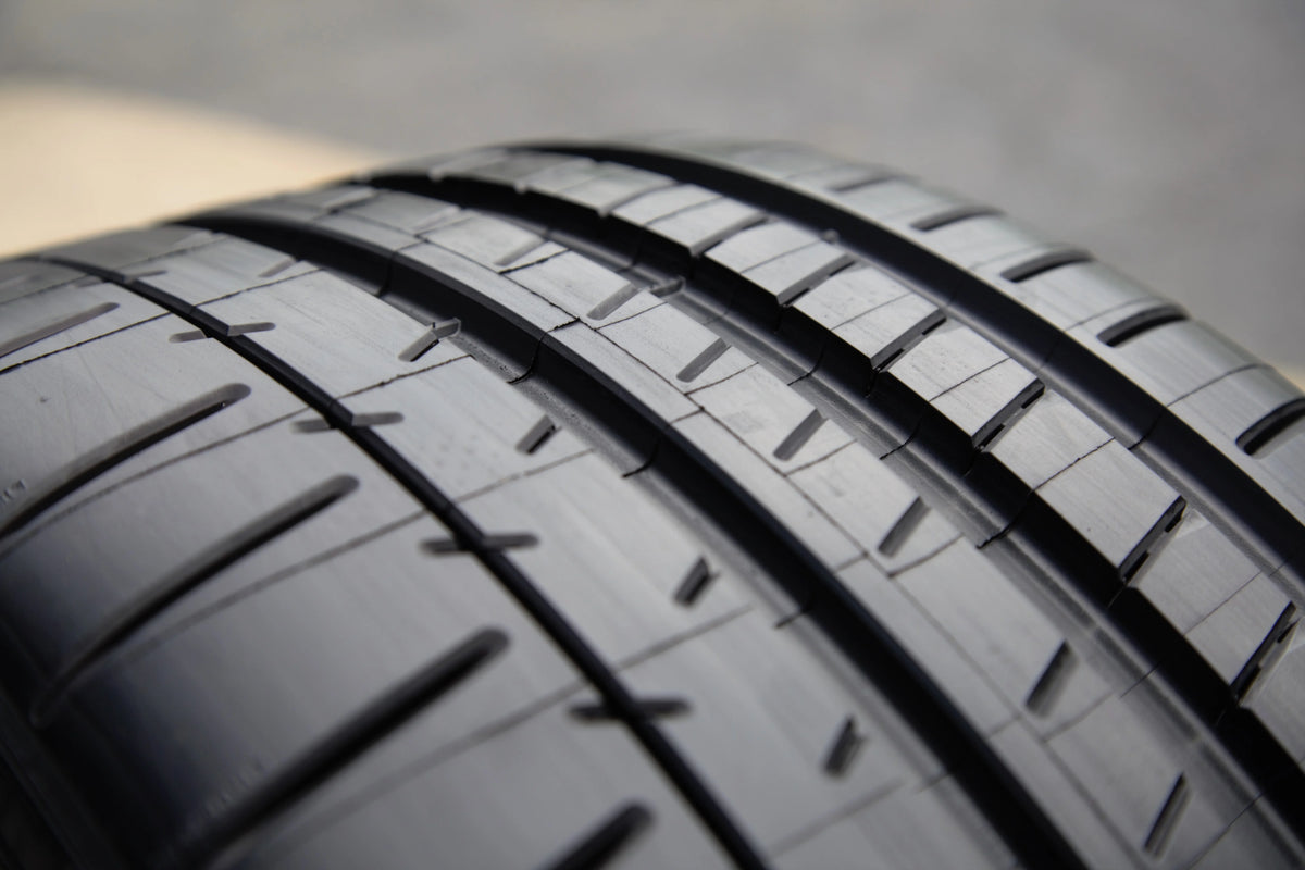 225/45ZR18 95Y XL Passenger Tire J242757